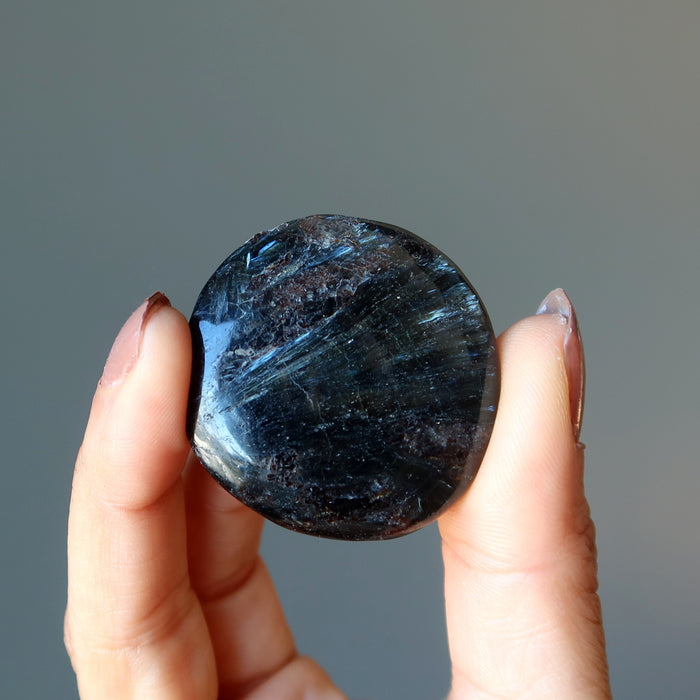 Arfvedsonite Smooth Stone Set Circle of Magic Blue Flash