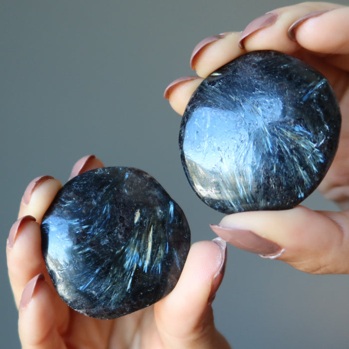 holding Set of two round Arfvedsonite Smooth Stones