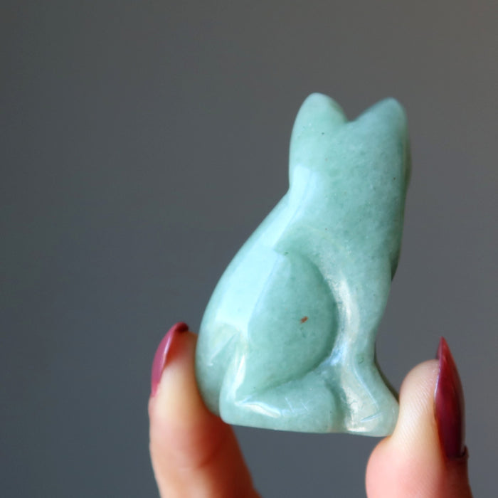 showing the back of an green aventurine cat