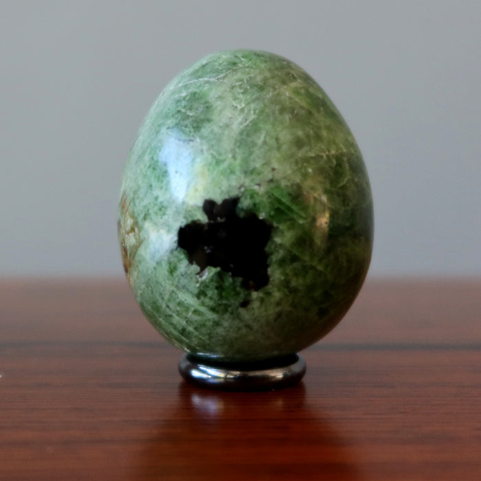 diopside egg on hematine ring stand