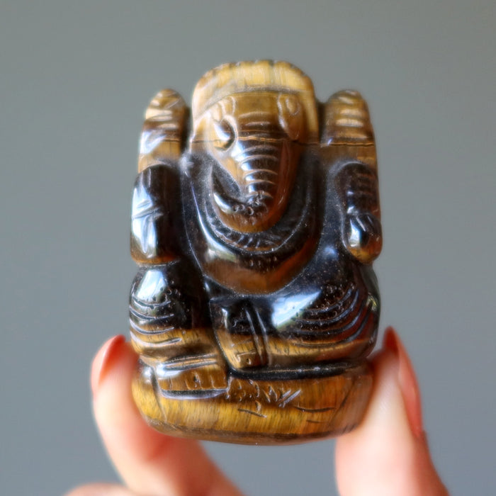 finger tips holding Tigers Eye Ganesh 